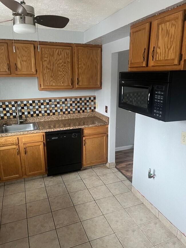 Building Photo - Warrensville Heights Townhome