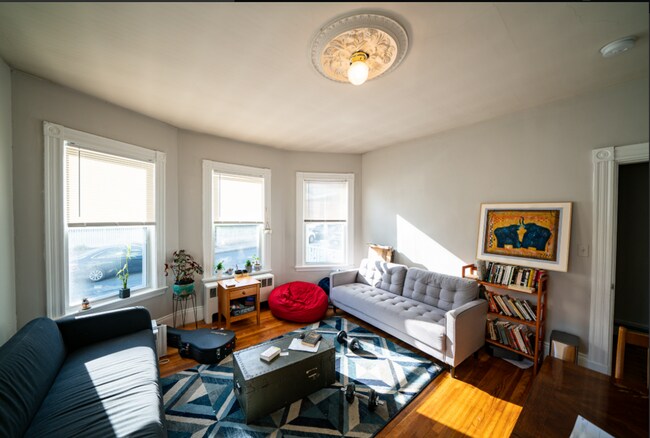 Foto del edificio - UPDATED MISSION HILL 4 BED/2 BATH WITH EASY TRAIN ACCESS