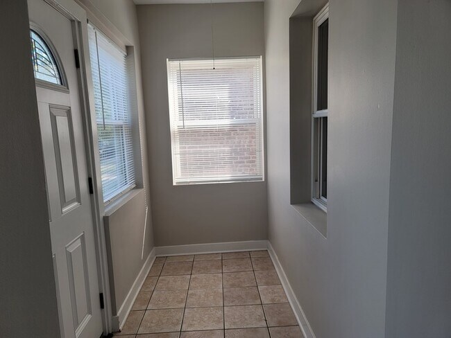 Foto del edificio - Spacious 2 bedroom 2 bath Raised Ranch