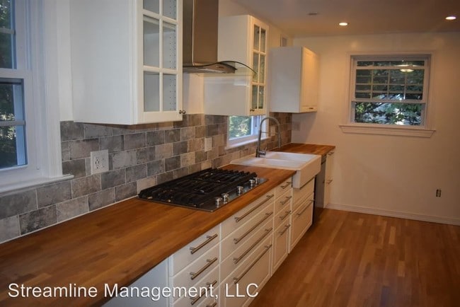 Building Photo - 108 Woodridge Ave