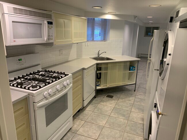 Photo du bâtiment - spacious basement apt in West Anex