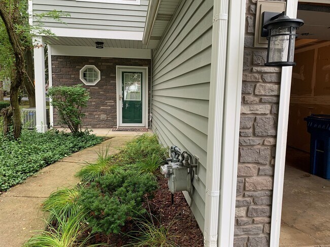 Building Photo - 1161 Regency Dr