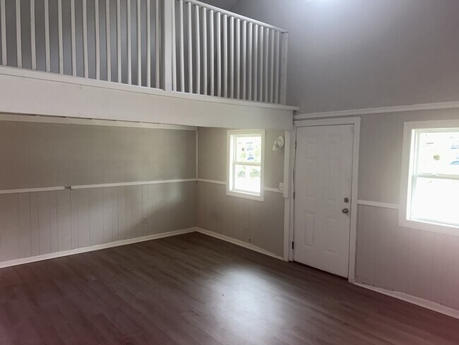 Building Photo - 110 Perry Ln
