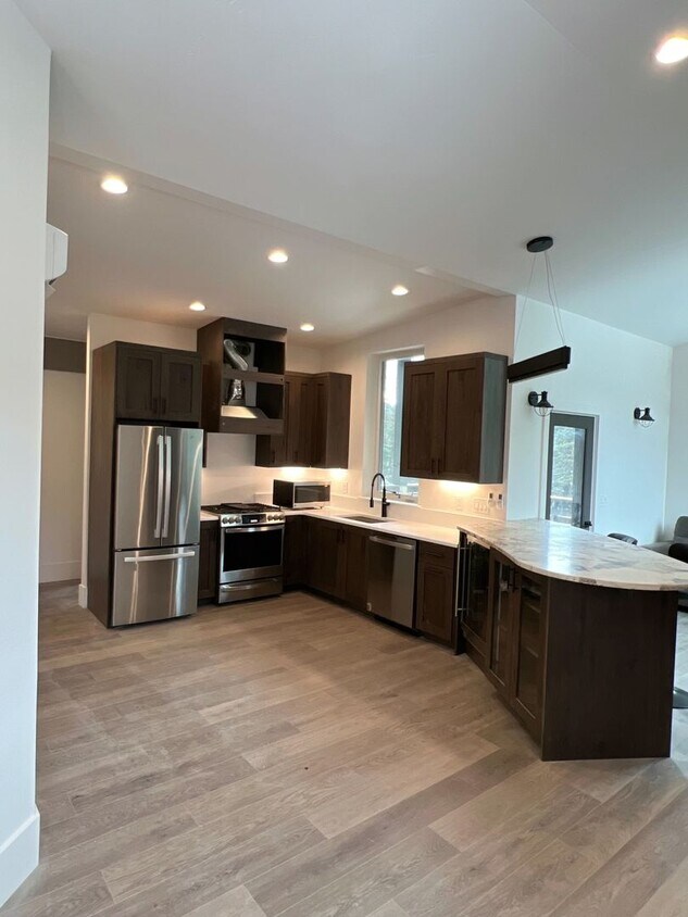 Foto principal - FULLY FURNISHED 2 BED, 1.5 BATH W/ GARAGE