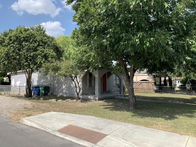 Foto del edificio - Move In Ready! Charming Corner Lot Home wi...