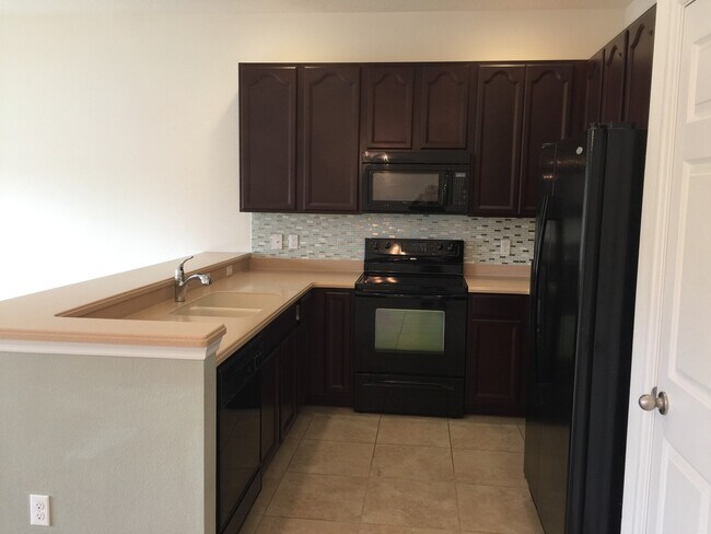 Foto del edificio - Pond view!!  3Bed/2.5Bath/1car Garage Town...