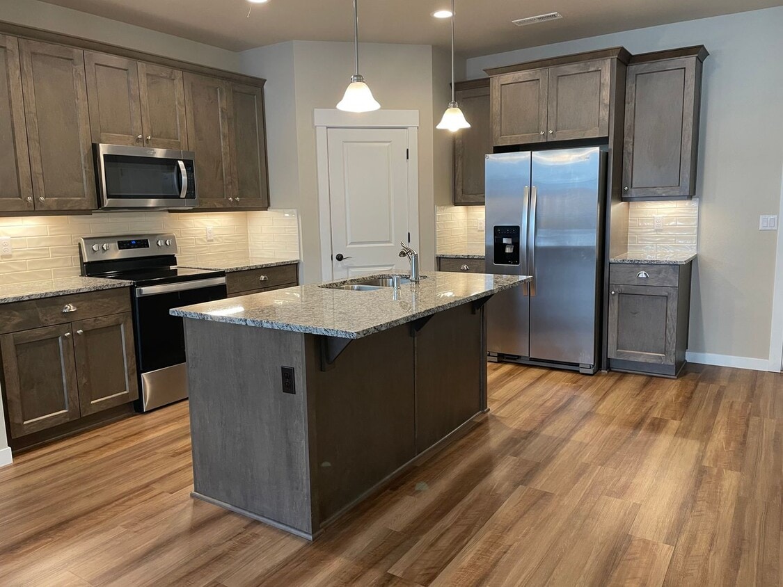 Foto principal - NEWLY BUILT 3 BED/2 BATH OPEN CONCEPT HOME...