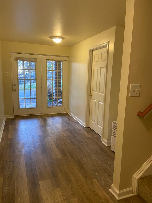 Entry - 8182 Ashton Way