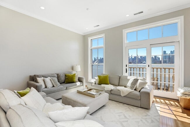 Building Photo - 1 REGENCY Pl