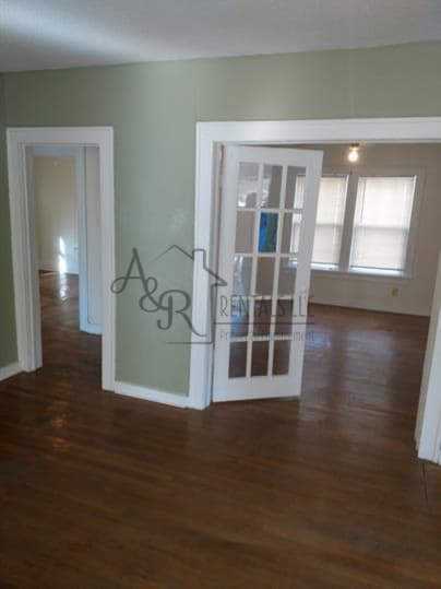 Building Photo - 904 S Locust St