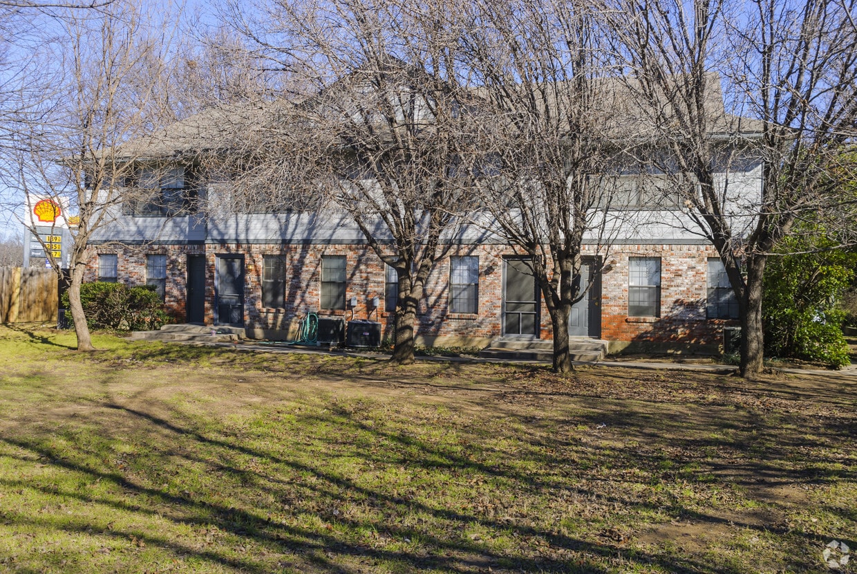 Building Photo - 2800-2814 Country Club Rd
