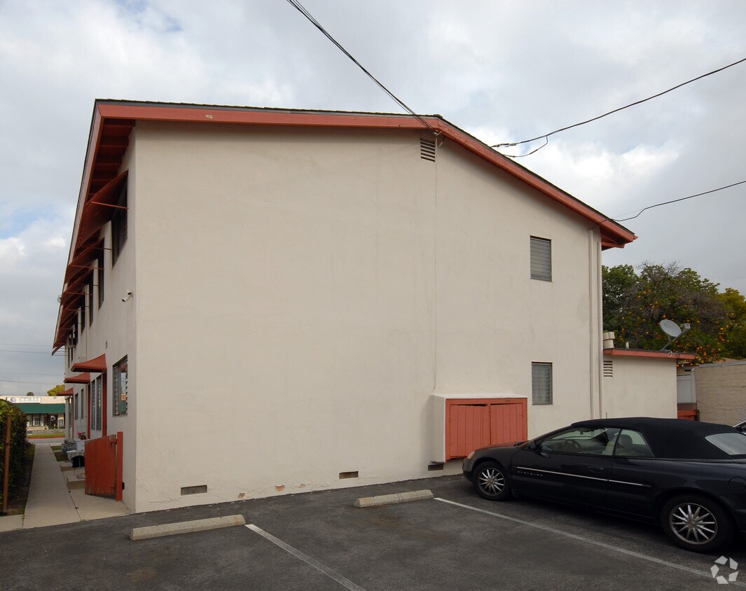 Building Photo - 2304 W Oak St