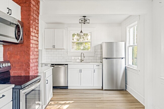 Building Photo - Inviting Two-Bedroom Home with Modern Amen...