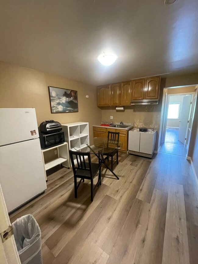 Building Photo - Cozy apartment unit in middle of Sunset re...