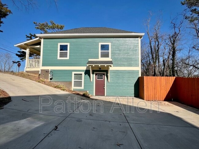 Building Photo - 125 Burton St