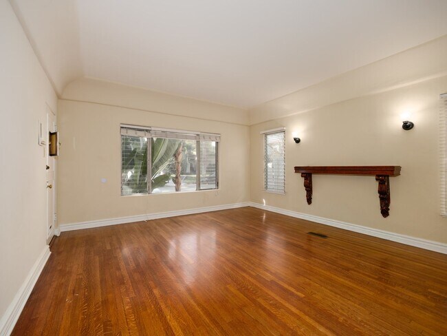 Building Photo - 152 N Arnaz Dr