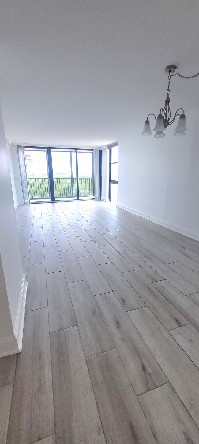 Foto del edificio - 2500 NE 135th St