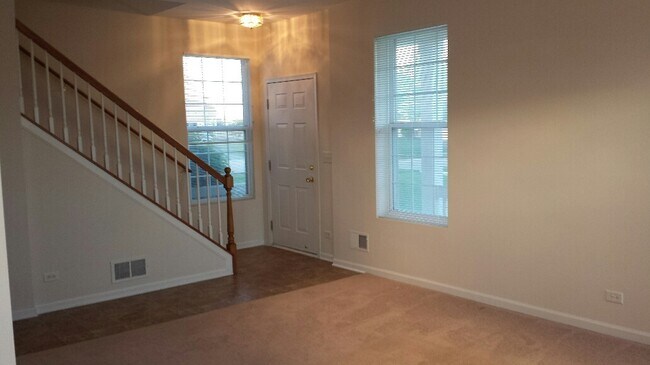 Building Photo - 2423 Evergreen Cir