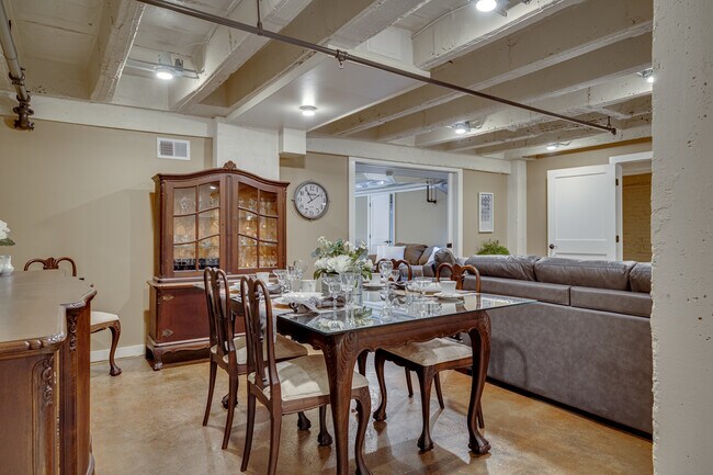 Comedor - 223 S Grand