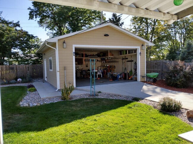 Building Photo - 2940 S Clermont Dr