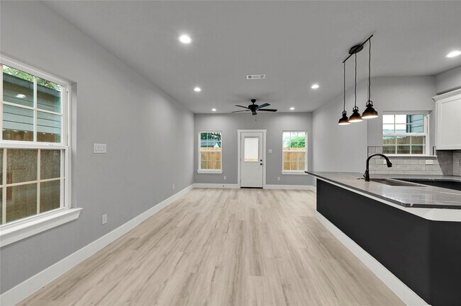 Foto del edificio - 7415 Hezekiah Ln