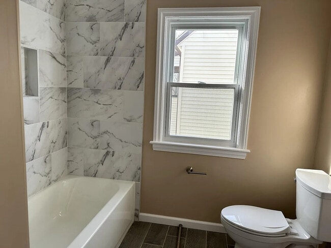 Building Photo - 3582 Northcliffe Rd