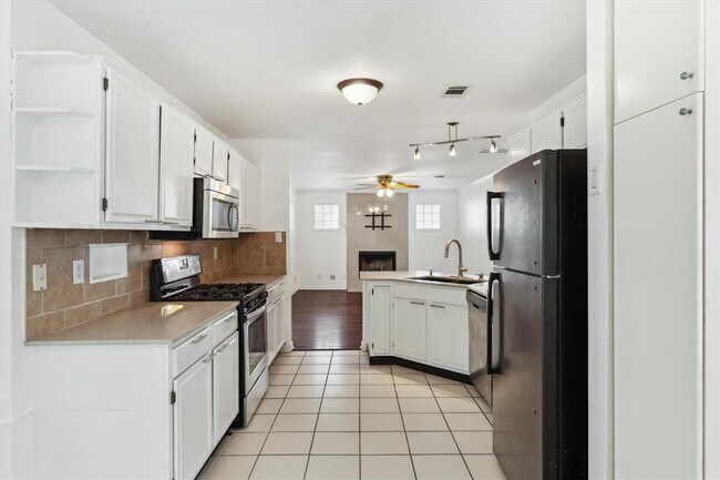 Foto del edificio - 1102 Crestview St