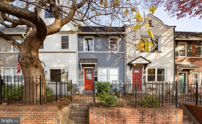 Building Photo - 1123 3rd St NE