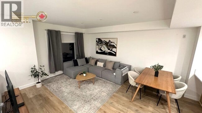 Building Photo - 2035 Glenaire Dr