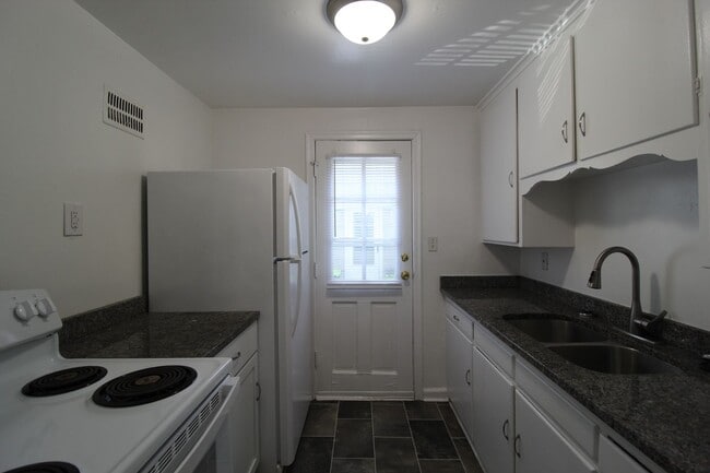 Building Photo - One Bedroom Duplex in North Kansas City