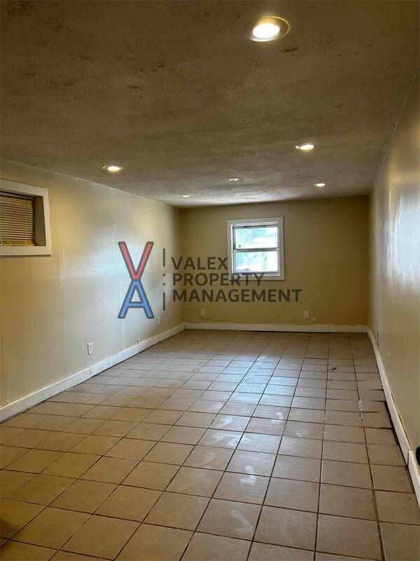 Building Photo - 156 Fallbrook St