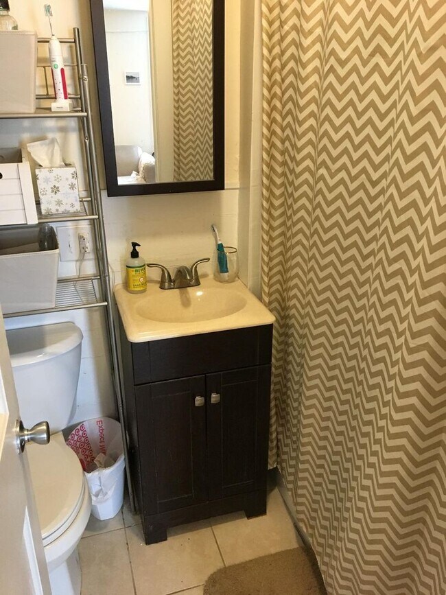 Foto del edificio - Nicely updated 3 bed with in-unit laundry in Brookline Village!