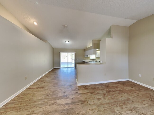Building Photo - 266 Glenridge Loop N