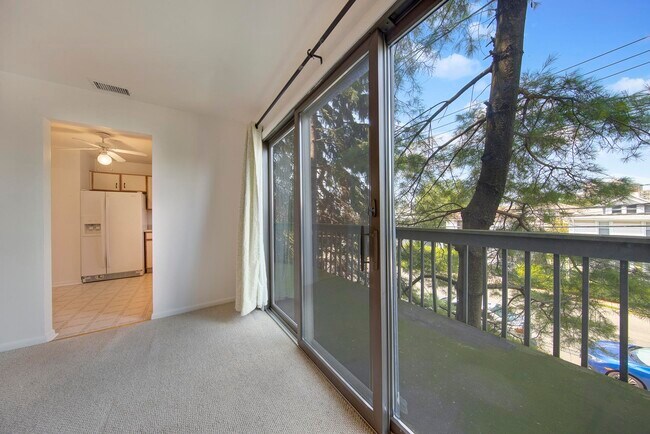 Building Photo - 1566 Anderson Ave