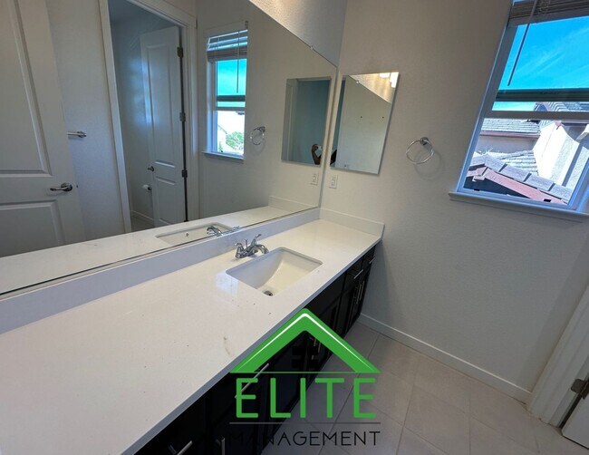 Foto del edificio - Beautiful 3-Bedroom Home in Desirable Trac...