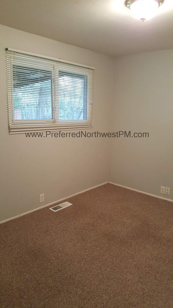 Building Photo - River Road 4 bedroom home!