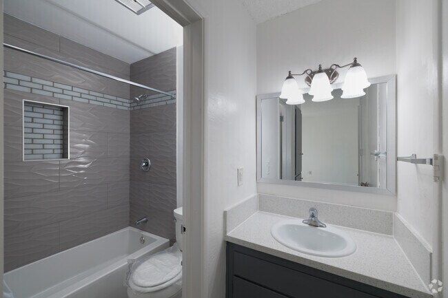 1 habitación, 1 baño - 650 pies cuadrados - Baño - Casa Corona