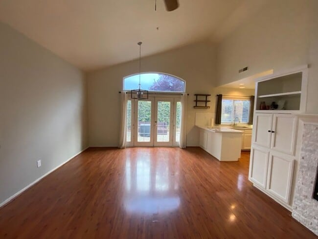 Foto del edificio - LAS PALMAS II 3 BED/ 2 BATH HOUSE FOR RENT