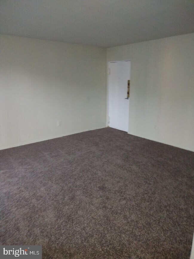 5502 Karen Elaine Dr Unit 926, New Carrollton, MD 20784 Room for Rent