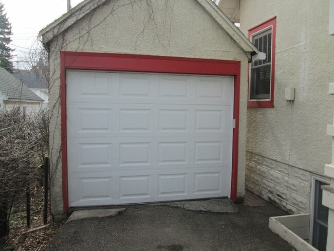 Building Photo - Kutzky Park Home w/Master Suite