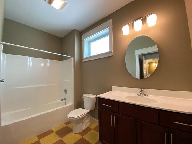 Building Photo - 425 E Hillside Dr