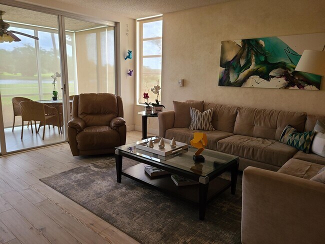 Foto del edificio - 804 Cypress Blvd