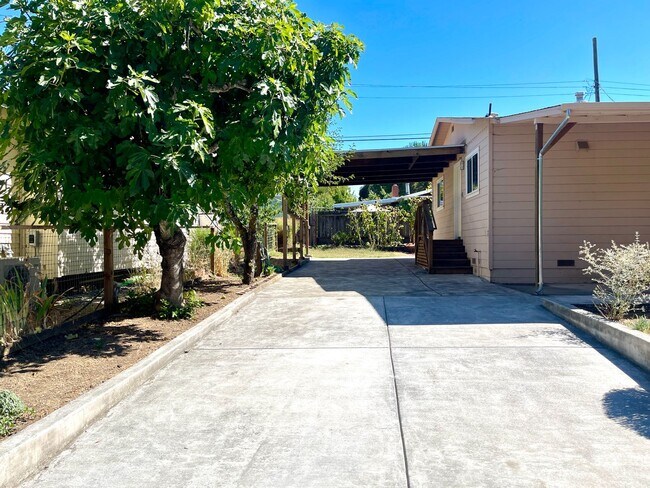 Foto del edificio - Charming two bedroom home in Mirabel Heights!