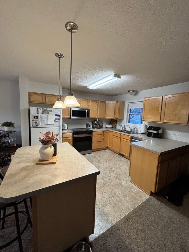 Foto del edificio - End-Unit Townhome with 2-Car Garage!!