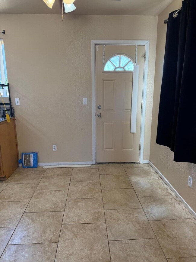 Foto del edificio - 1438 N Shill Dr