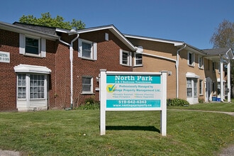 Building Photo - 140 Arbour Glen Crescent