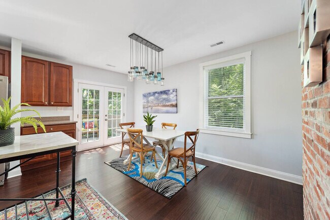 Building Photo - 107 E Clifton Ave