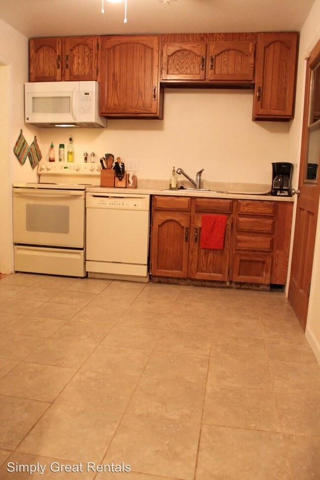 Building Photo - 3 br, 1 bath House - 1161 Fulton St