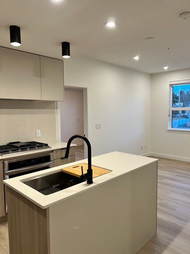 Building Photo - 623 Kemsley Av