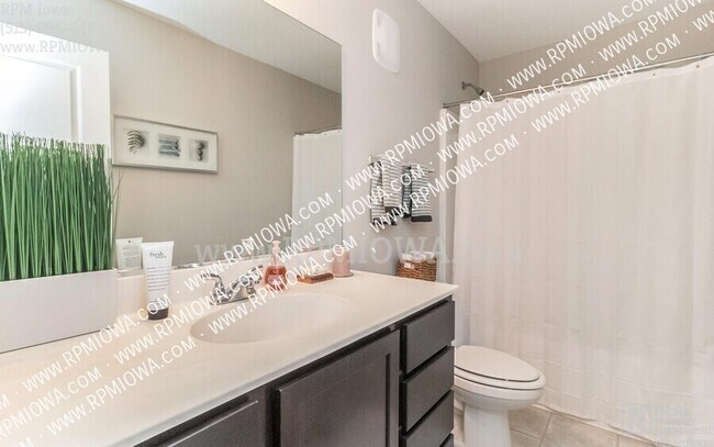 Building Photo - 3 Bedroom, 2.5 Bath Townhome in West Des M...